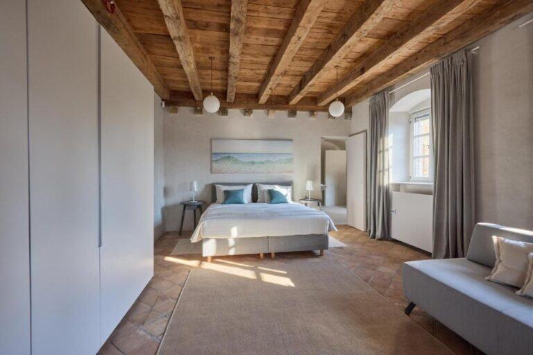 Schlafzimmer mit Kingsize-Bett und Holzdächern im Villa Ghetaldi 1516