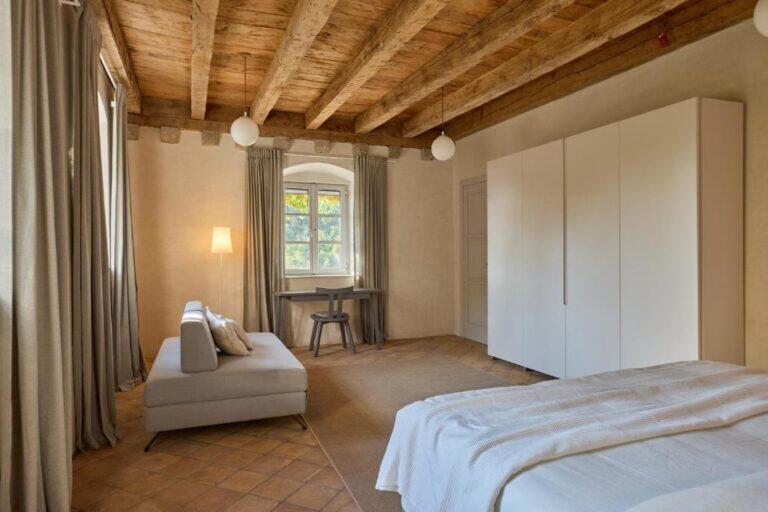 Schlafzimmer mit Kingsize-Bett und Schrank in Villa Ghetaldi 1516
