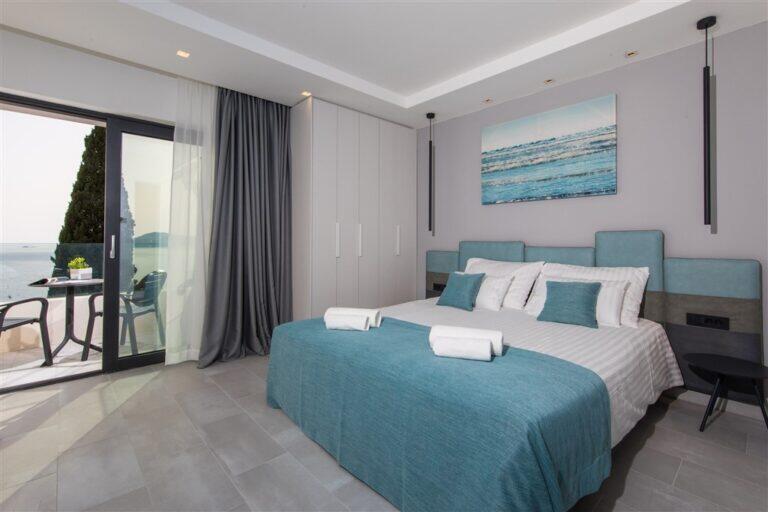 Schlafzimmer mit Kingsize-Bett und Balkon mit Meerblick in der Villa Monte