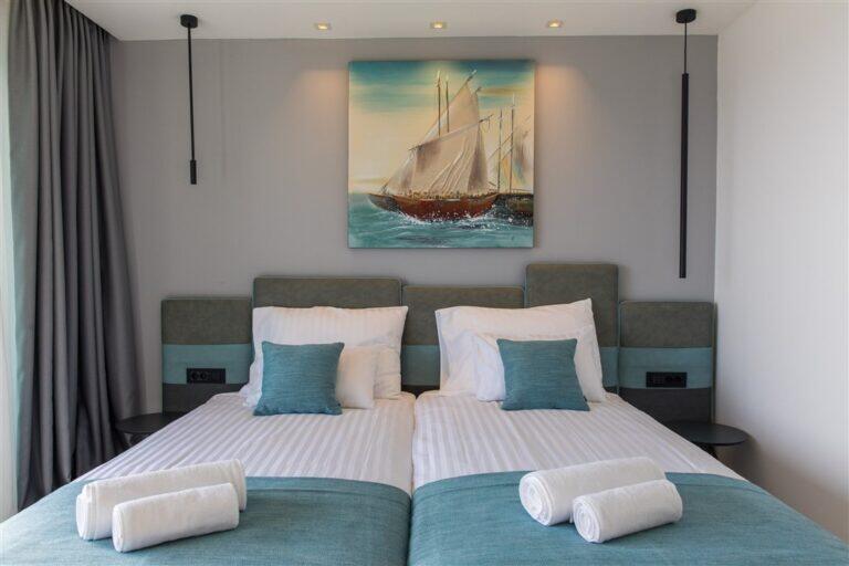 Schlafzimmer mit Kingsize-Bett und Gemälde von einem Segelboot in der Villa Monte