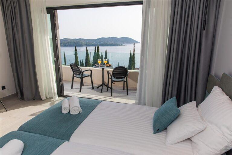 Schlafzimmer mit Zugang zu einer Terrasse mit Meerblick in der Villa Monte