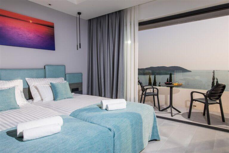 Schlafzimmer mit Kingsize-Bett und Terrasse bei Sonnenuntergang in der Villa Monte