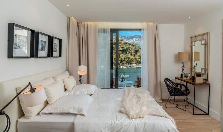 Bedroom with king-size bed and desk at Villa Opus