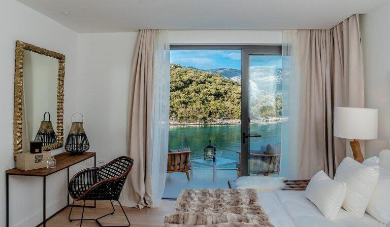 Bedroom with king-size bed and sea view at Villa Opus