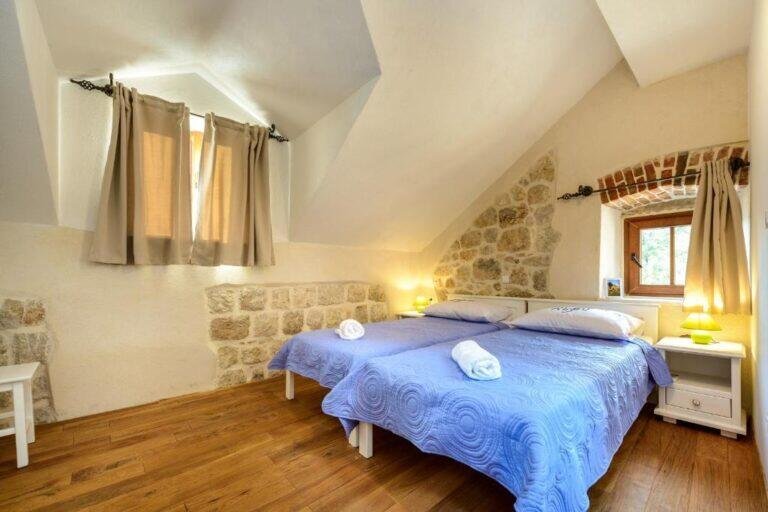 Attic twin bedroom with two beds at Villa Zeus