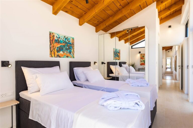 Zweibettzimmer mit zwei Betten und Kunstwerken in der Villa Moa