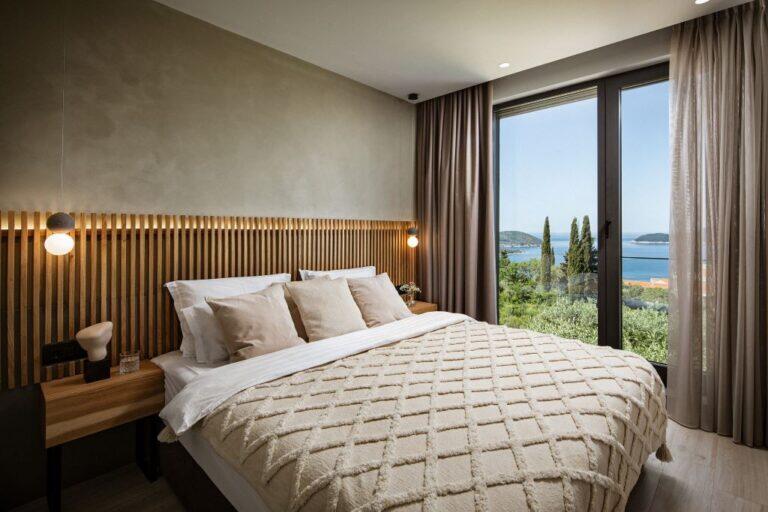 Schlafzimmer mit Kingsize-Bett und Fenster mit Meerblick in der Villa Ó