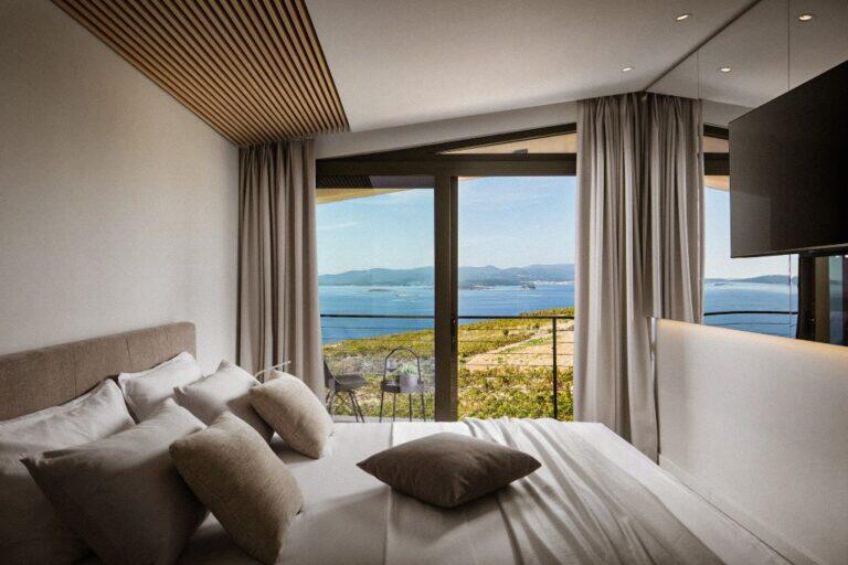 Schlafzimmer mit Kingsize-Bett und Balkon mit Meerblick im House Bevel