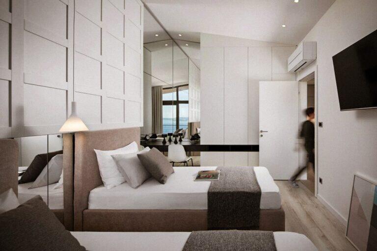 Schlafzimmer mit verkleideten Wänden und Fenster mit Meerblick im House Bevel