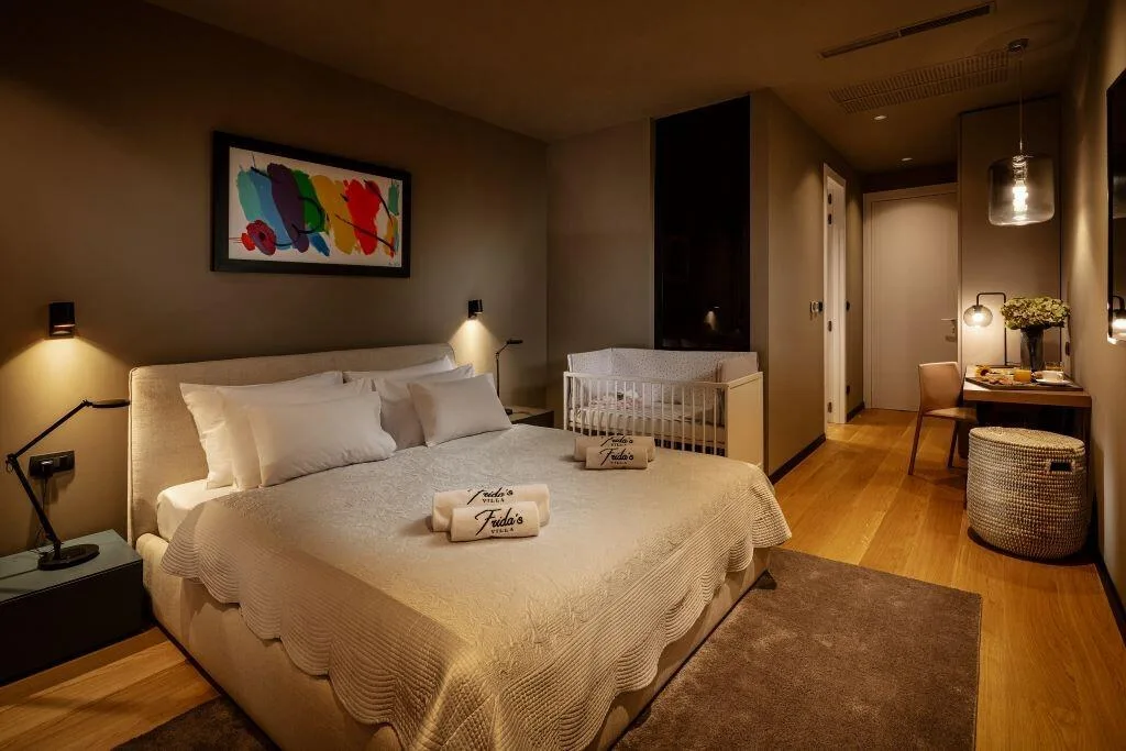 Bedroom with king-size bed and en-suite at Villa La Frida