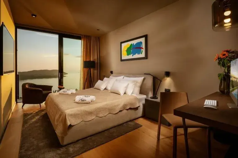Bedroom with king-size bed and artwork at Villa La Frida