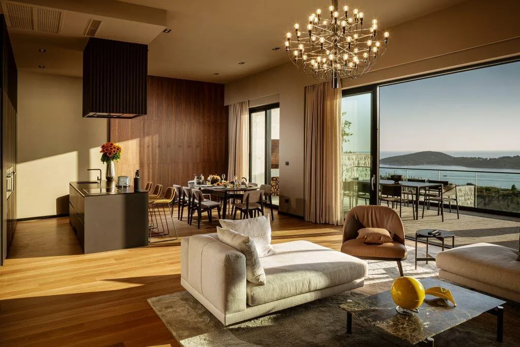 Living room with chandelier and terrace doors at Villa La Frida