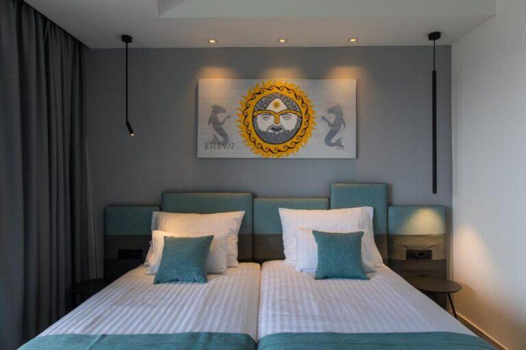 Zweibettzimmer mit zwei Einzelbetten und Kunstwerken in der Villa Helia