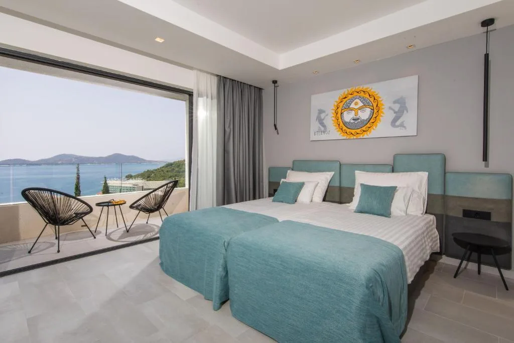 Bedroom with king-size bed and terrace with sea view at Villa Helia