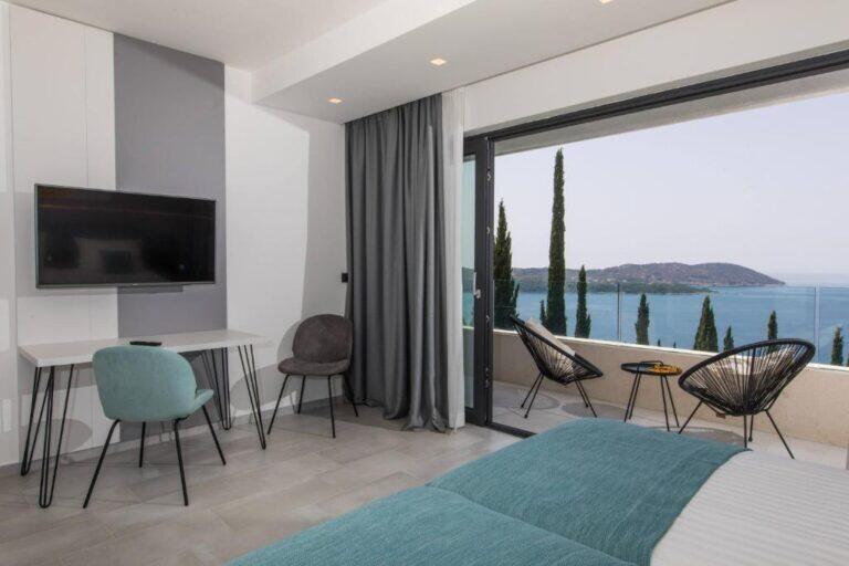 Schlafzimmer mit Schreibtisch und Balkon mit Meerblick in der Villa Helia