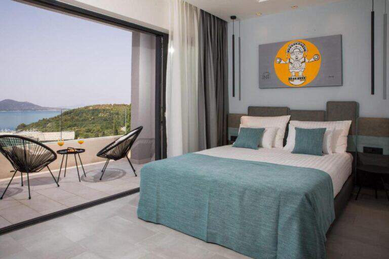 Schlafzimmer mit Kingsize-Bett, das auf einen Balkon mit Meerblick in der Villa Helia hinausführt