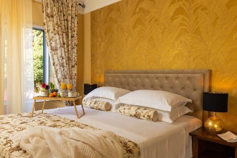 Schlafzimmer mit Queensize-Bett und floralen Vorhängen im Villa Le Jardin