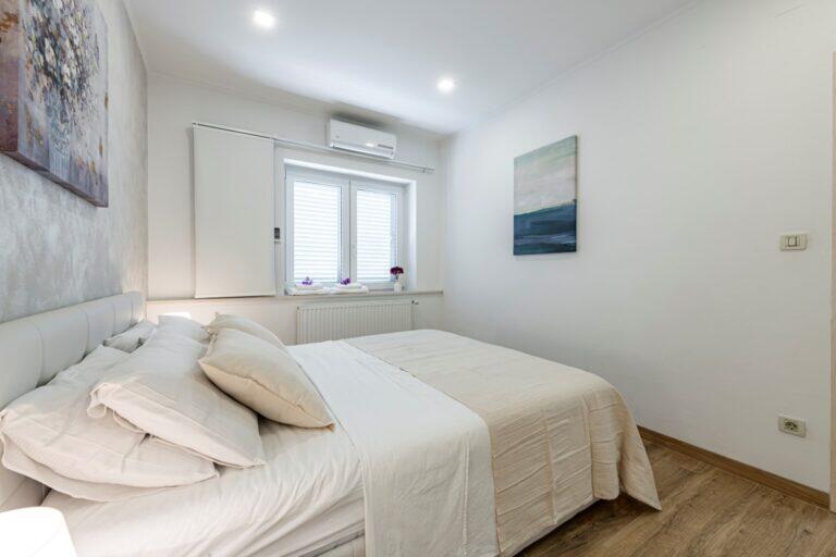Schlafzimmer mit zwei Einzelbetten in der Villa Mlini