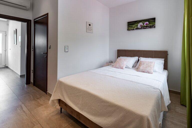 Schlafzimmer mit Queensize-Bett und Schrank in der Villa Mlini