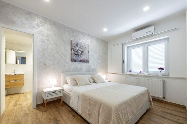 Schlafzimmer mit Queensize-Bett und eigenem Badezimmer an der Villa Mlini