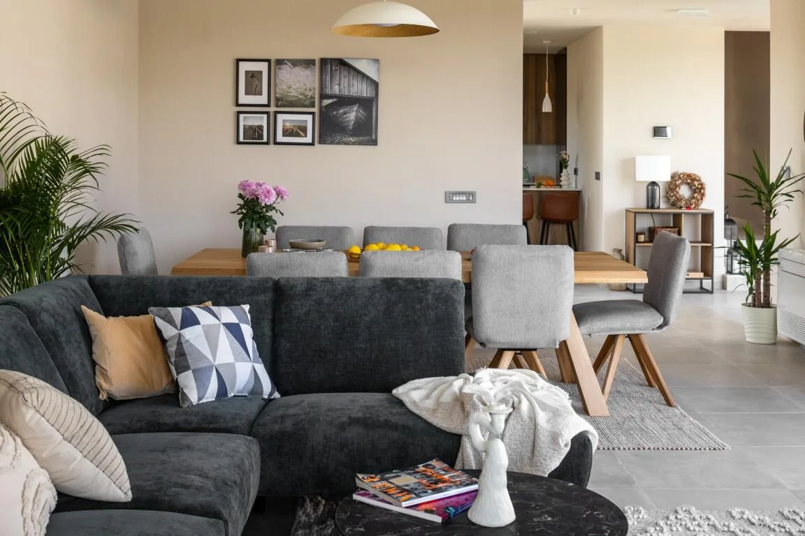 Living area with sofa and dining table near the kitchen at Villa Petra