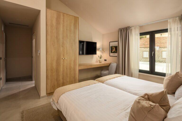 Schlafzimmer mit zwei Einzelbetten und Schrank in der Villa Petra