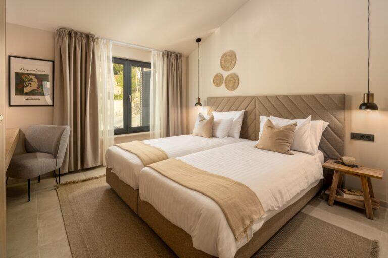 Schlafzimmer mit Kingsize-Bett und Sessel in der Villa Petra, Majkovi