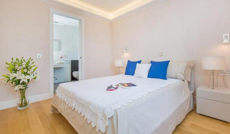 Schlafzimmer mit Doppelbett und blauen Kissen in der Villa Vintage