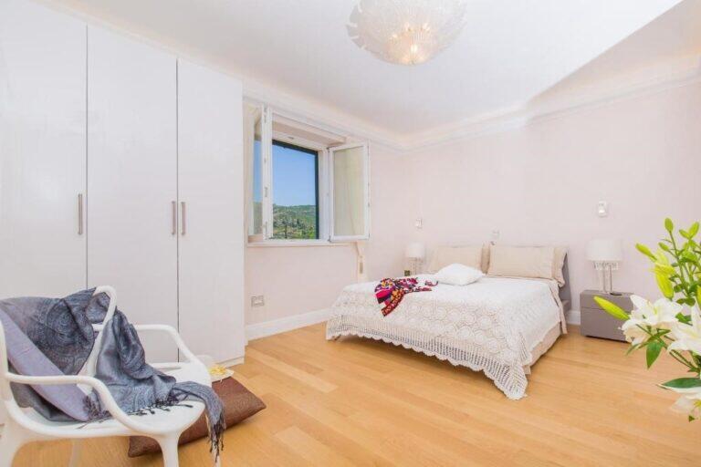 Schlafzimmer mit Doppelbett und Schrank in der Villa Vintage