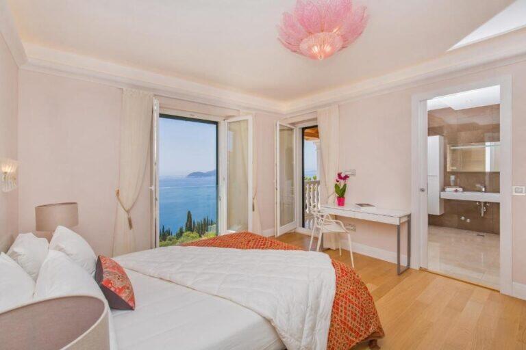 Schlafzimmer mit Doppelbett und eigenem Bad in der Villa Vintage