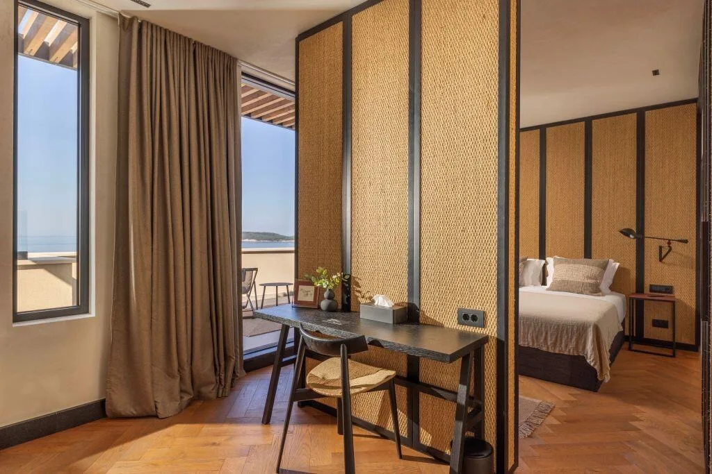 Bedroom with desk and wooden screen at Villa Atreeum
