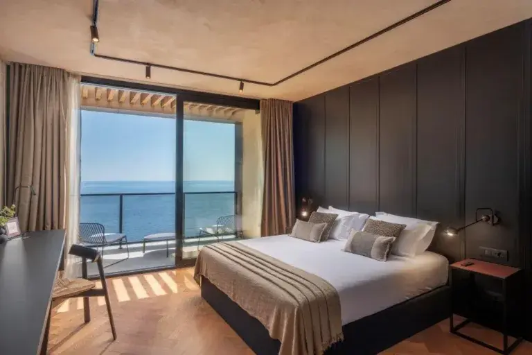 Bedroom with king-size bed and balcony with sea view at Villa Atreeum