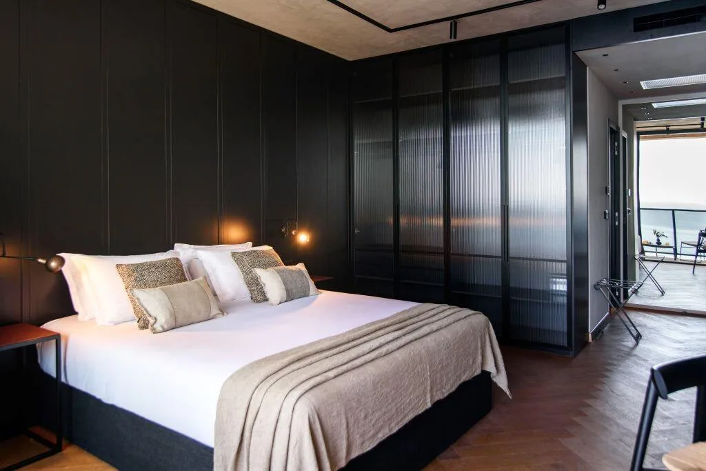 King-size bed and glass wardrobe in a bedroom at Villa Atreeum