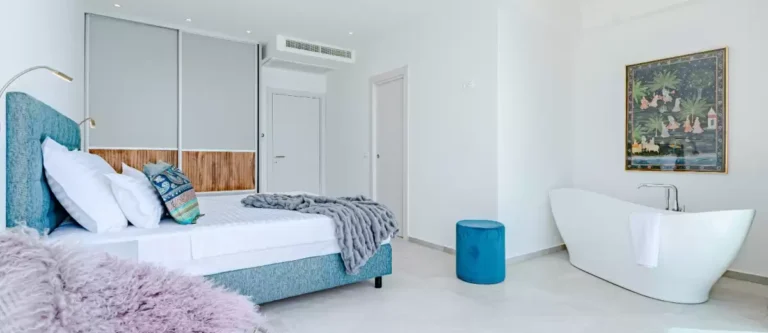 Bedroom with freestanding bathtub at Villa Sansarea