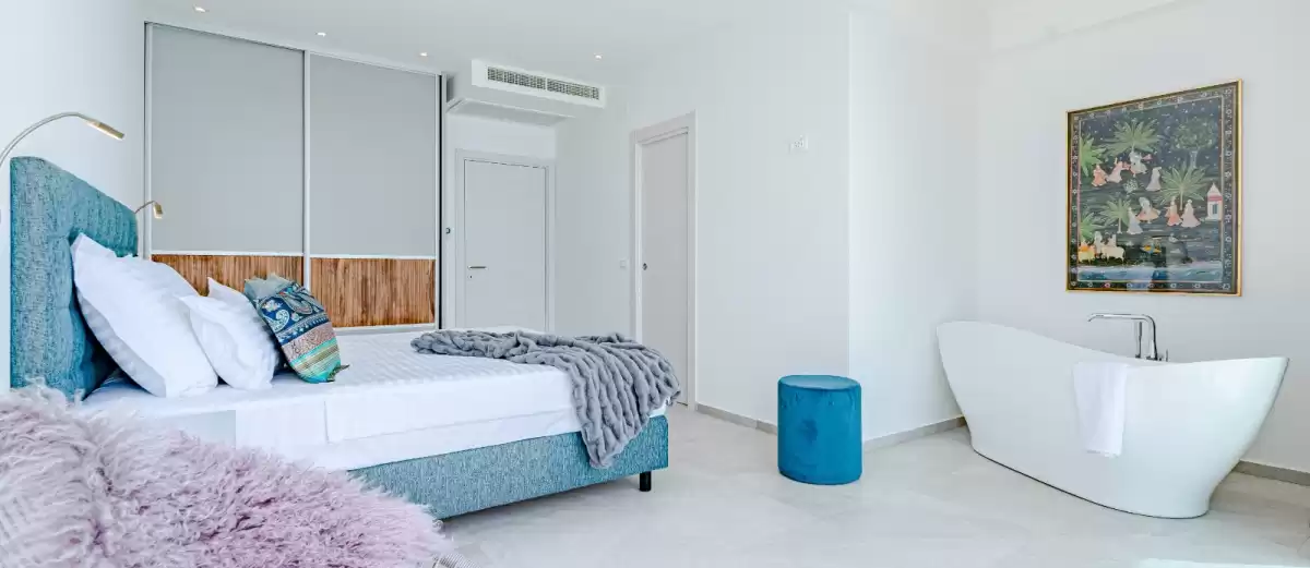 Bedroom with freestanding bathtub at Villa Sansarea