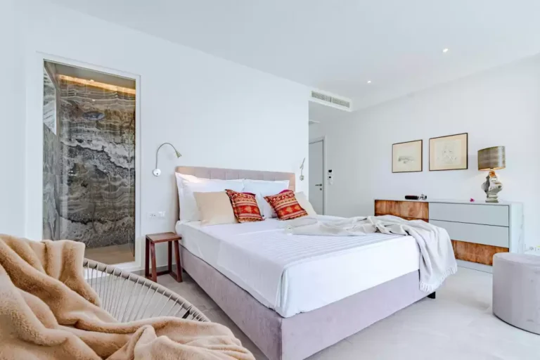 Bedroom with king-size bed and marble en-suite at Villa Sansarea
