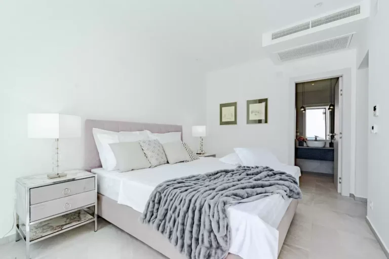 Bedroom with king-size bed and bedside tables at Villa Sansarea