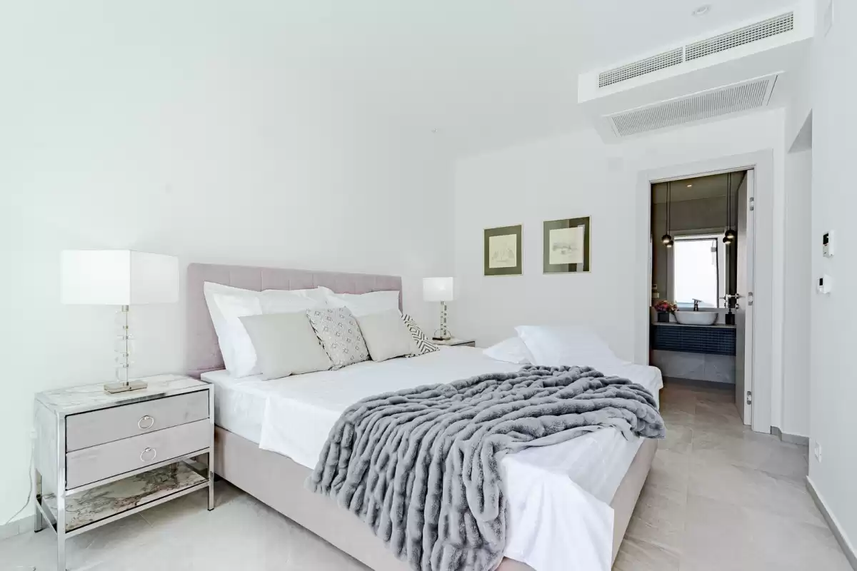 Bedroom with king-size bed and bedside tables at Villa Sansarea