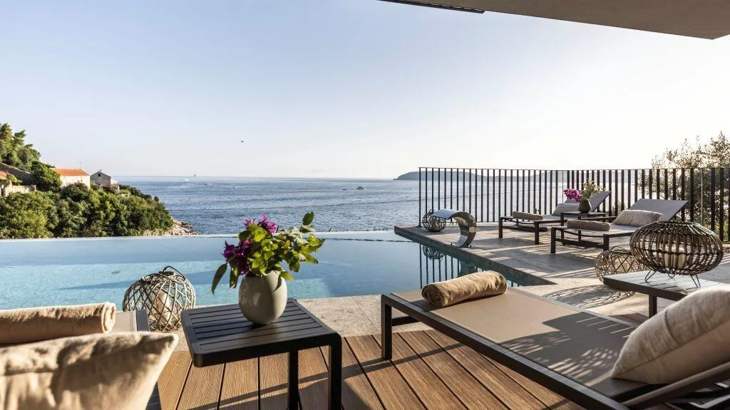 Plage avec chaises longues et fleurs donnant sur la mer Adriatique à Villa Eleven