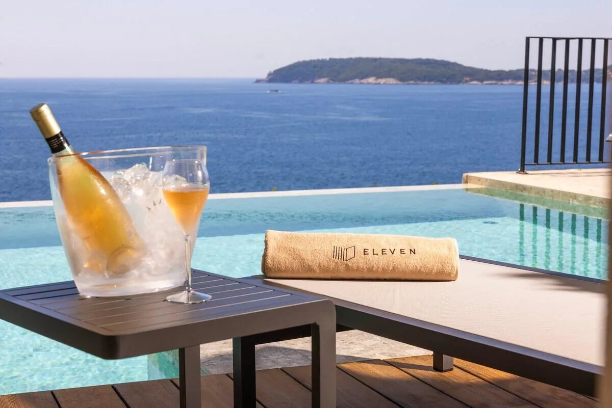 Du vin dans un seau à glace à côté de la piscine à débordement avec vue sur la mer Adriatique à Villa Eleven