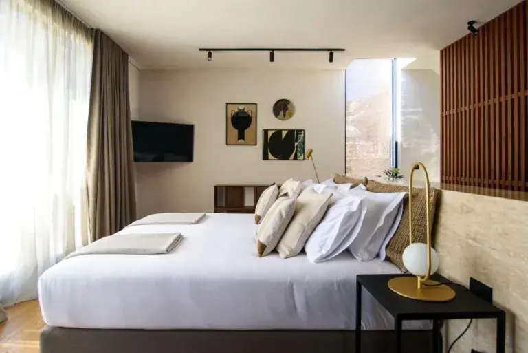 Chambre à coucher avec un lit king-size et des lampes à côté du lit à Villa Eleven, Zaton