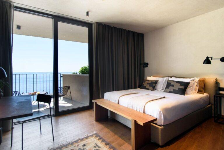 Schlafzimmer mit Kingsize-Bett und Balkon mit Blick auf die Adria in der Villa Eleven
