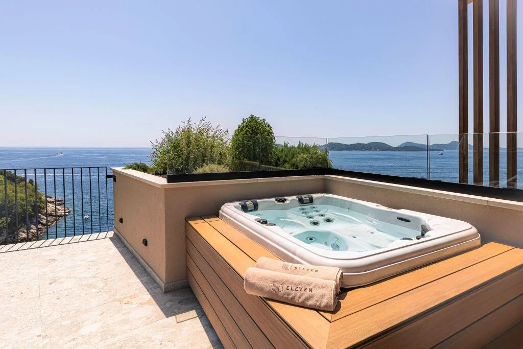 Jacuzzi extérieur sur une terrasse avec vue sur la mer à la Villa Eleven à Zaton, près de Dubrovnik
