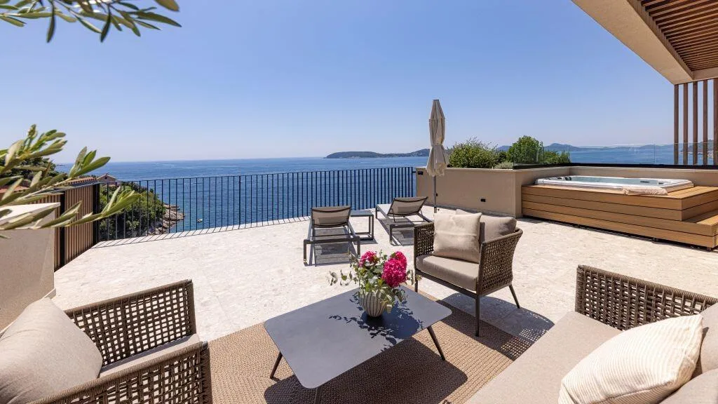 Terrasse avec vue sur la mer, chaises longues et jacuzzi à Villa Eleven, Zaton
