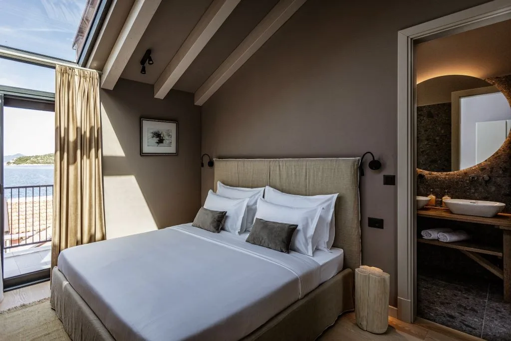 Bedroom with king-size bed and en-suite bathroom at Villa Sol, Slano