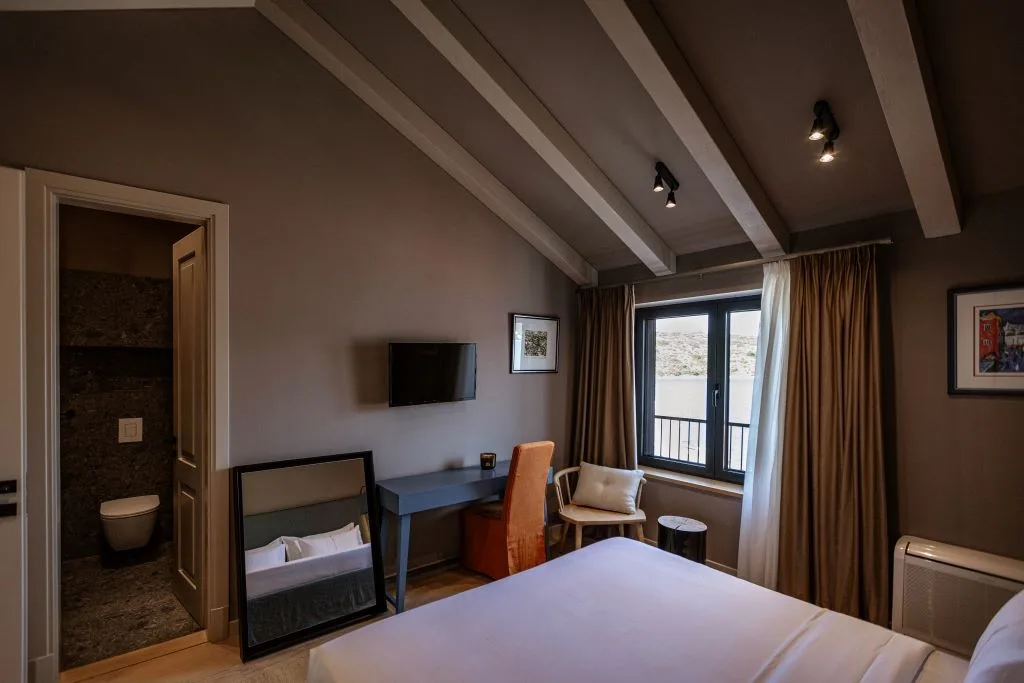 Bedroom with en-suite bathroom and desk at Villa Sol