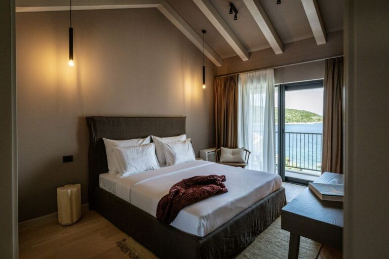 Schlafzimmer mit Kingsize-Bett und Balkon mit Meerblick in der Villa Sol
