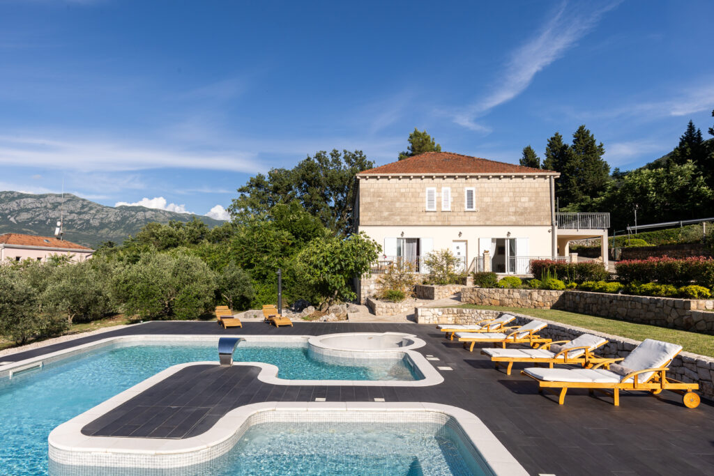 Stone Villa K mit Salzwasserpool und Sonnenliegen in der Landschaft von Konavle nahe Dubrovnik