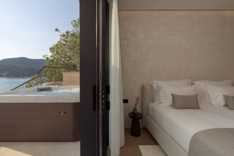 Schlafzimmer mit Kingsize-Bett und eigenem Balkon mit Whirlpool und Meerblick in der Villa Klara