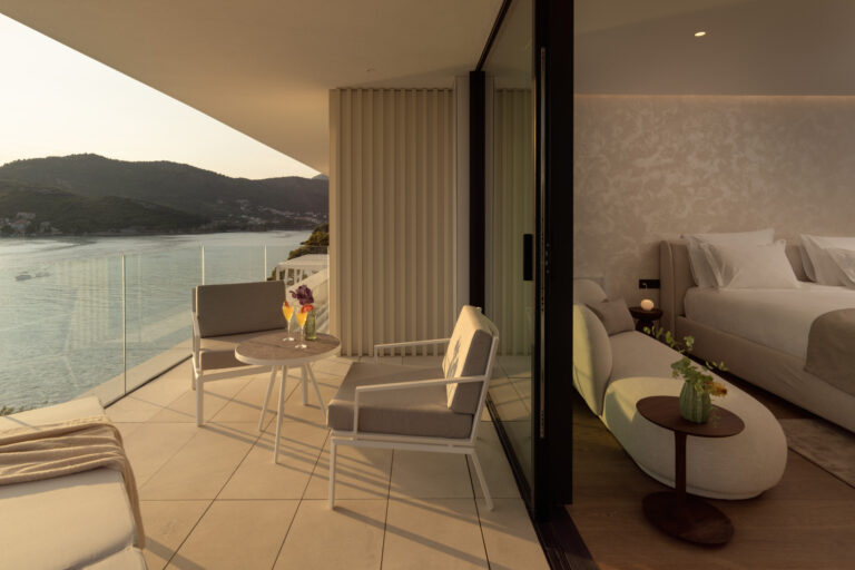 Schlafzimmer mit Balkon und Sesseln mit Blick auf das Meer in der Villa Klara